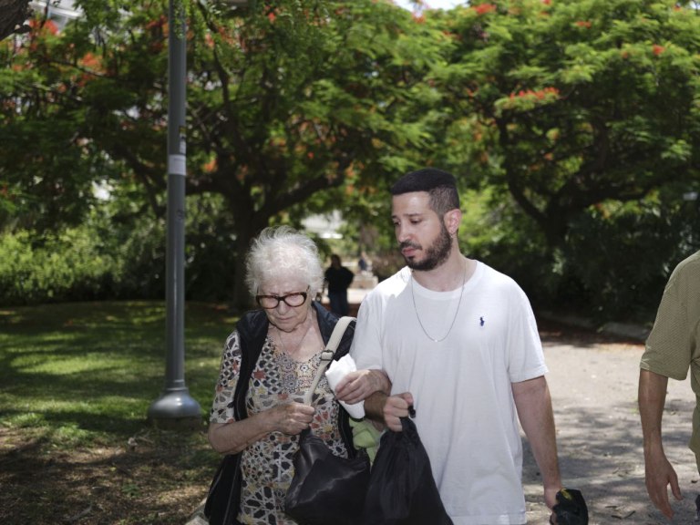 Εκτεταμένες ζημιές στο Τελ Αβίβ – Μαρτυρίες Ισραηλινών στο in μετά την ιρανική επίθεση