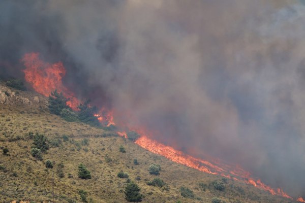 Χίος: Μηνύματα του 112 σε διάφορες περιοχές – Δείτε live που μαίνεται η φωτιά