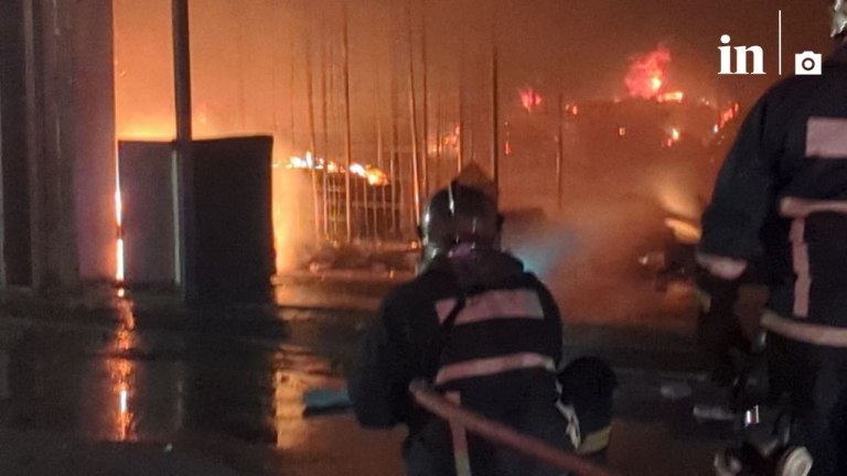 Φωτιά σε χώρο επιχείρησης στον Κολωνό – Μάχη δίνουν οι πυροσβέστες