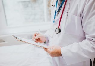 Λείπουν πάνω από 6.000 γιατροί στο σύστημα υγείας