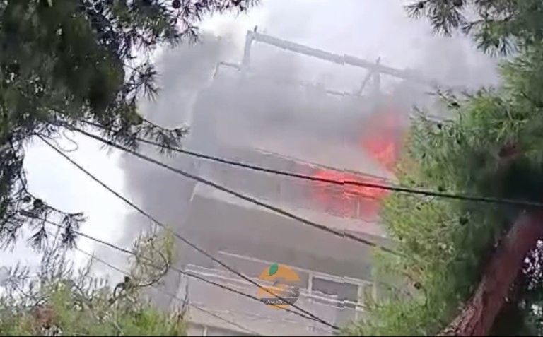 Φωτιά σε διαμέρισμα στη Γλυφάδα – Μεγάλες ζημιές στο οίκημα, απομακρύνθηκε μια ηλικιωμένη