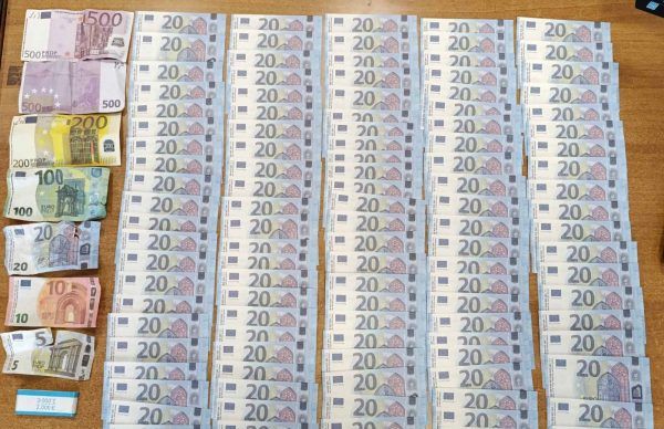 Χίος: 18χρονος κυκλοφορούσε πλαστά χαρτονομίσματα που το προμηθευόταν από το διαδίκτυο