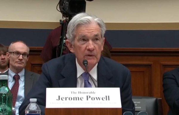 Θέλω μια ισχυρή οικονομία όσο παραμένω στη Fed, λέει ο Πάουελ