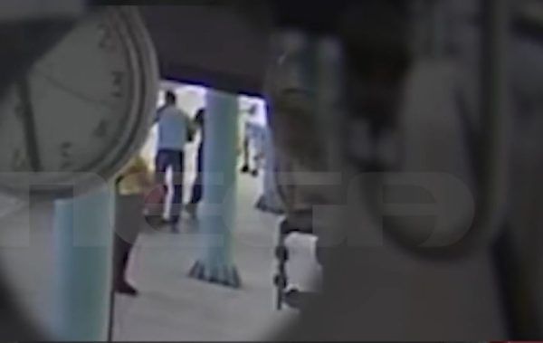 Βίντεο ντοκουμέντο από τη σύλληψη 46χρονου στον Προαστιακό που κρατούσε μαχαίρι – «Με απείλησε» λέει 29χρονη