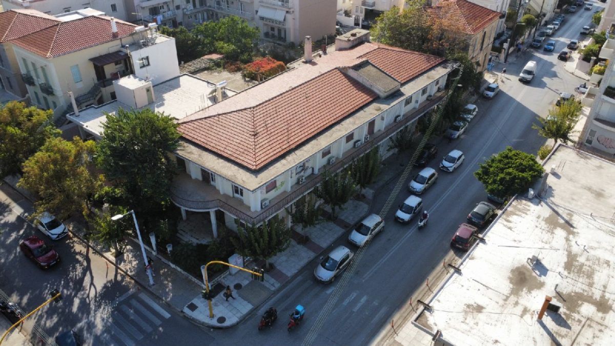 Κατεδαφίζεται εγκαταλελειμμένο κτίριο στα Χανιά