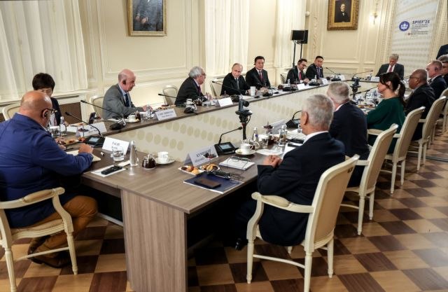 Ο Πούτιν δηλώνει ανοικτός στον διάλογο με τον Μερτς, τον οποίο προειδοποιεί για τους πυραύλους Taurus