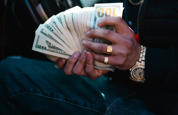 Νέα πτώση για την πολυτέλεια – Μπορεί να γυρίσει το παιχνίδι;