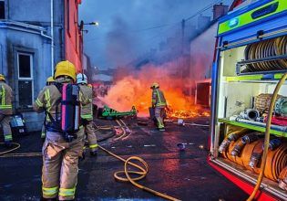Βόρεια Ιρλανδία: Φωτιές σε σπίτια μεταναστών και περιπολικά από ακροδεξιό όχλο