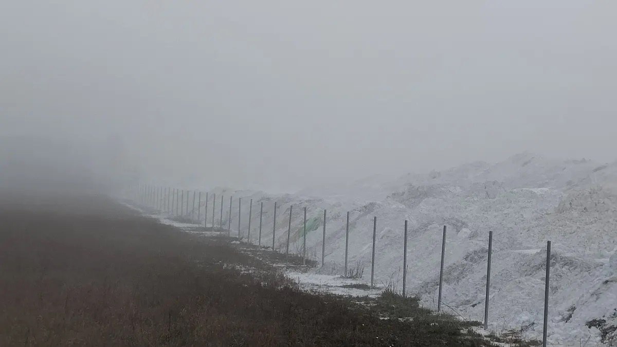 εικόνα που δείχνει τους όγκους στερεών αποβλήτων σε αγροτεμάχιο σε περιοχή Natura
