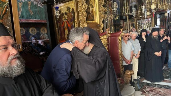 Στο Άγιο Όρος ο Αντώνης Σαμαράς – «Πολλοί ρωτούν αν κάνω κόμμα. Και θα συνεχίσουν να ρωτάνε»