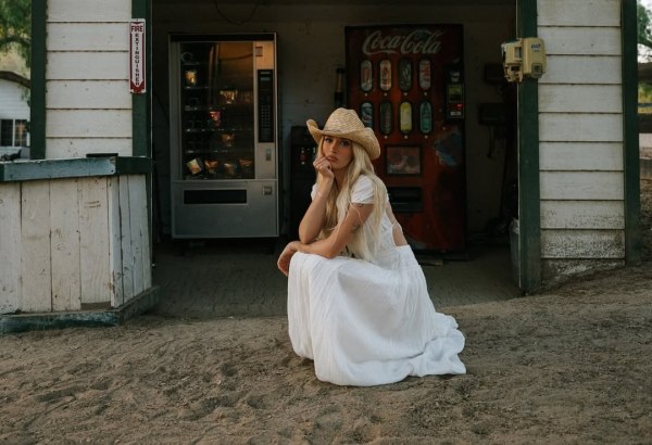 «Αυτή η ασθένεια δεν είναι αστείο» : Η Σάμι Σιν αφαιρεί τα ενθέματα στήθους της μετά από προβλήματα υγείας