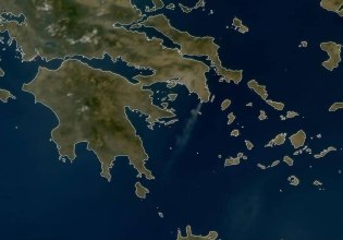 Φωτιά στην Παλαιά Φώκαια: Ο καπνός πλησιάζει τα Αντικύθηρα – Δορυφορικές εικόνες & προγνωστικό μοντέλο διασποράς