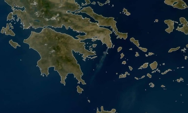 Φωτιά στην Παλαιά Φώκαια: Ο καπνός πλησιάζει τα Αντικύθηρα – Δορυφορικές εικόνες & προγνωστικό μοντέλο διασποράς