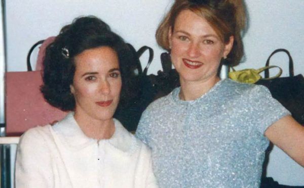 Επτά χρόνια μετά την αυτοκτονία της σχεδιάστριας μόδας Kate Spade, η καλύτερη φίλη της λέει την ιστορία