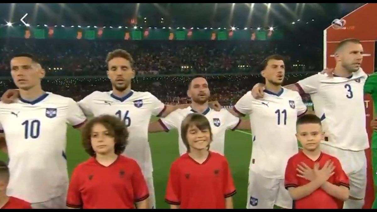 Ένταση και συμβολισμοί στο Αλβανία–Σερβία: Αποδοκιμασίες στον ύμνο και χειρονομίες με τον δικέφαλο αετό (vid)