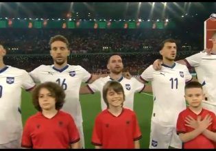 Ένταση και συμβολισμοί στο Αλβανία–Σερβία: Αποδοκιμασίες στον ύμνο και χειρονομίες με τον δικέφαλο αετό (vid)