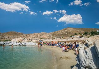 Πάρος: «Πήγαμε από το πρωί στην παραλία» λέει η μητέρα του βρέφους – Άλλη εκδοχή δίνει ο πατέρας