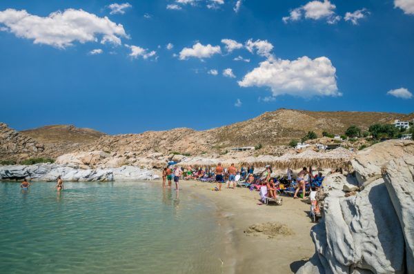 Πάρος: «Πήγαμε από το πρωί στην παραλία» λέει η μητέρα του βρέφους – Άλλη εκδοχή δίνει ο πατέρας