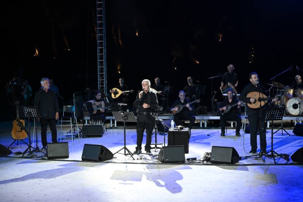 Η Κρήτη ανέβηκε στον Λυκαβηττό:  Οι ήχοι του Βασίλη Σκουλά μάγεψαν την Αθήνα