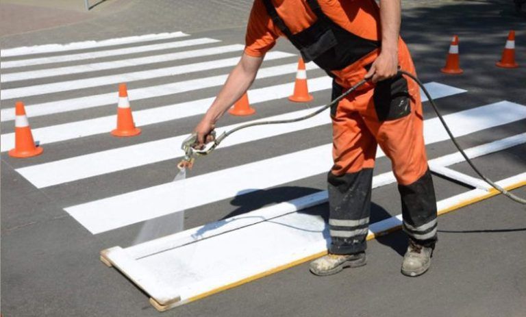 Νέες διαγραμμίσεις σε δρόμους της πόλης από τον Δήμο Πειραιά