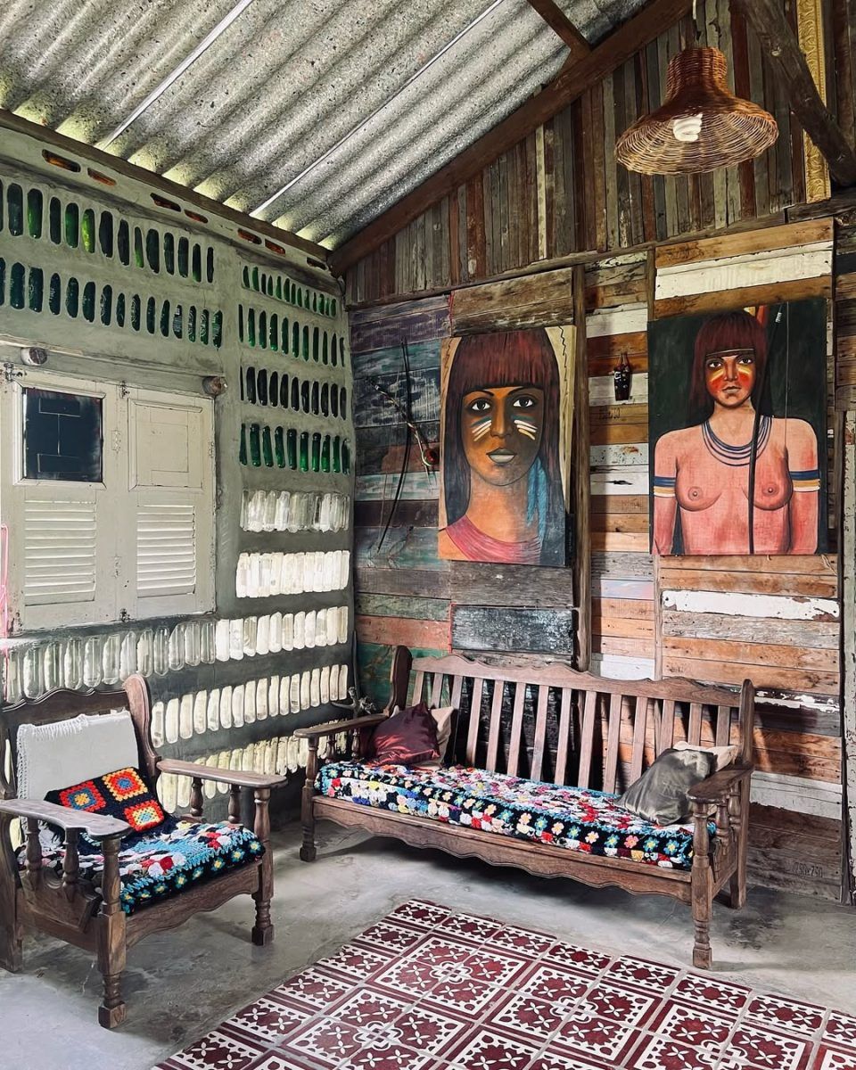 Βραζιλία: Μητέρα και κόρη έφτιαξαν το πιο οικολογικό σπίτι με απορρίμματα και 8.000 γυάλινα μπουκάλια