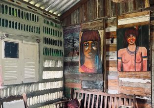 Βραζιλία: Μητέρα και κόρη έφτιαξαν το πιο οικολογικό σπίτι με απορρίμματα και 8.000 γυάλινα μπουκάλια