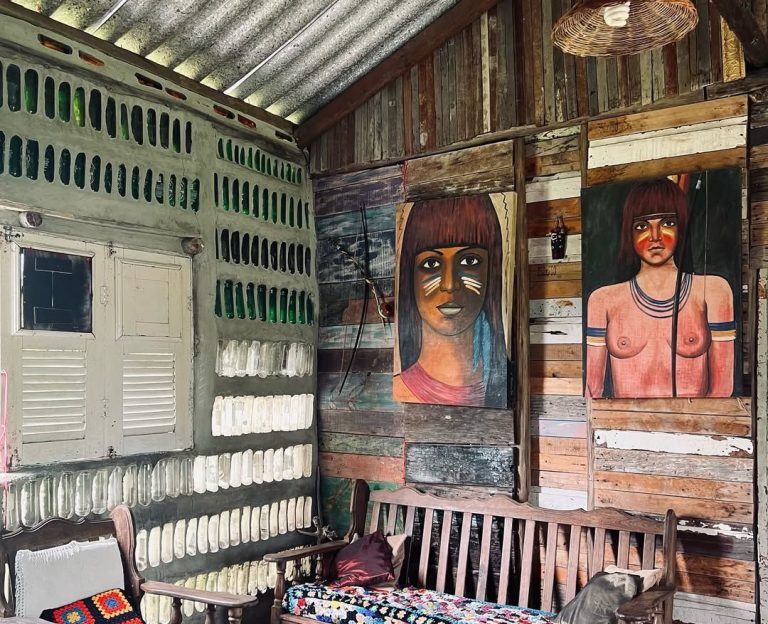 Βραζιλία: Μητέρα και κόρη έφτιαξαν το πιο οικολογικό σπίτι με απορρίμματα και 8.000 γυάλινα μπουκάλια