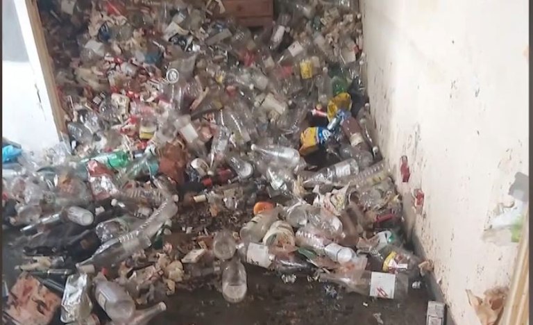 «Φοβάμαι να ζήσω» – O εφιάλτης που ζει 67χρονη εξαιτίας του αδερφού της