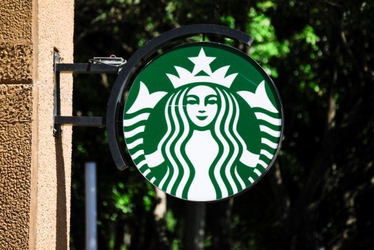 Starbucks: Αυξάνει τα… τραπεζοκαθίσματα, υπόσχεται νέα στελέχη καταστημάτων