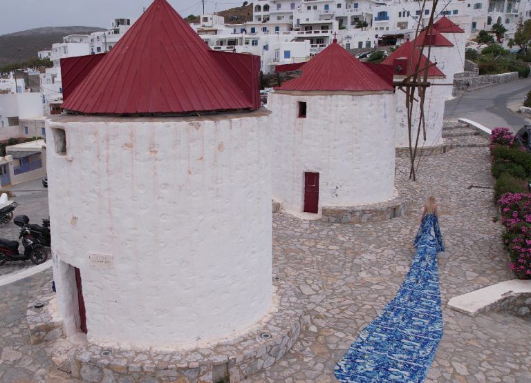 Το φόρεμα των 20 μέτρων και το μήνυμα που μεταφέρει από την Αστυπάλαια μέχρι την Πορτογαλία