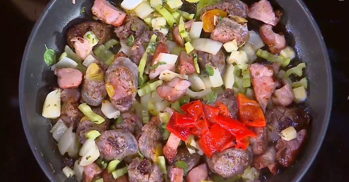 Συνταγή: Τηγανιά με μοσχαρίσιο λουκάνικο, σύγκλινο και κεφαλογραβιέρα