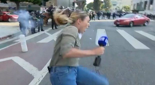 Λος Άντζελες: Η Καμπέρα διαμαρτύρεται στην Ουάσινγκτον για τον τραυματισμό της Αυστραλής ρεπόρτερ