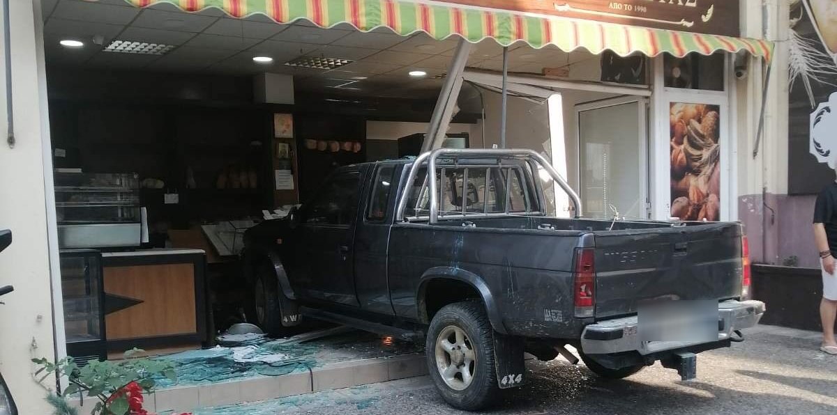 Αγρίνιο: Ηλικιωμένος «μπούκαρε» με το όχημά του σε φούρνο – Από θαύμα δεν υπήρξαν θύματα [εικόνες]