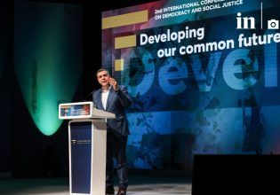 Αλέξης Τσίπρας: Διάσκεψη με εξαιρετική σημειολογία και χαρακτηριστικά δυνατού πολιτικού συμβάντος