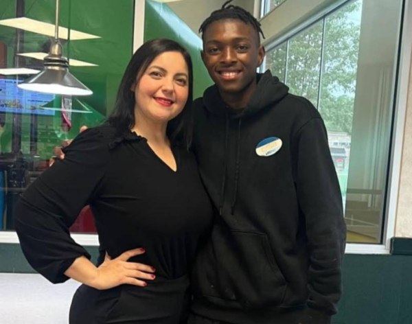 Πήγε για μεροκάματο τη μέρα της αποφοίτησής του – Έγινε viral και έβγαλε χιλιάδες δολάρια