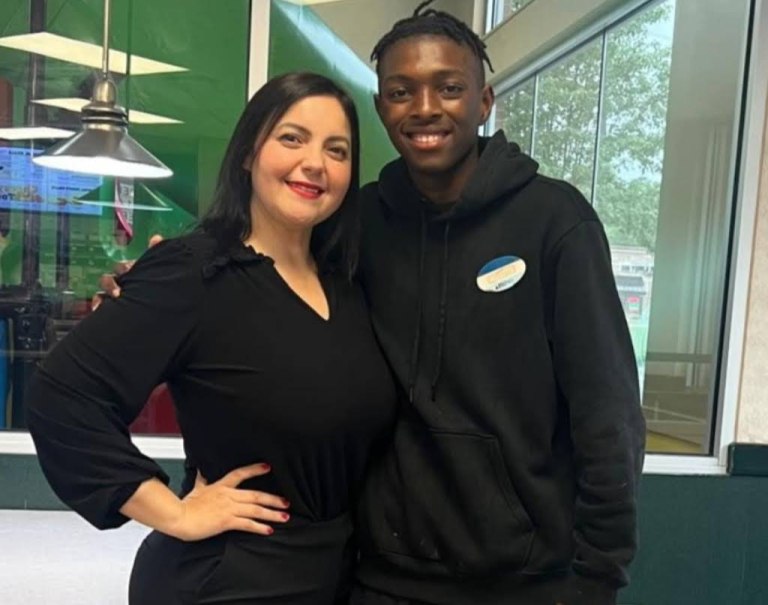 Πήγε για μεροκάματο τη μέρα της αποφοίτησής του – Έγινε viral και έβγαλε χιλιάδες δολάρια