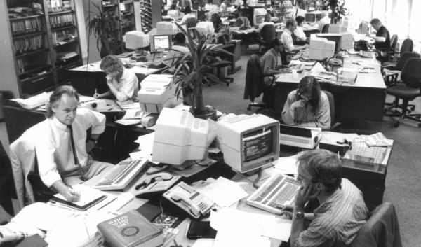 «Απόλυτη εμμονή με τον αναθεματισμένο Guardian» – Η ιστορία της βρετανικής εφημερίδας από το 1986 έως το 1995