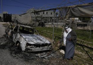 Δυτική Όχθη: Νέα επιδρομή εποίκων που έκαψαν σπίτια και τραυμάτισαν Παλαιστινίους
