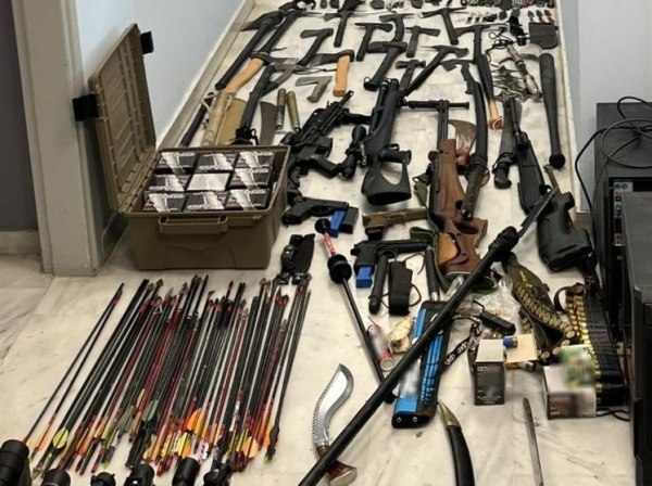 Χανιά: Εκατοντάδες όπλα είχε σπίτι του 42χρονος –  Δείτε το βίντεο που ανέβασε με απειλές κατά αστυνομικών
