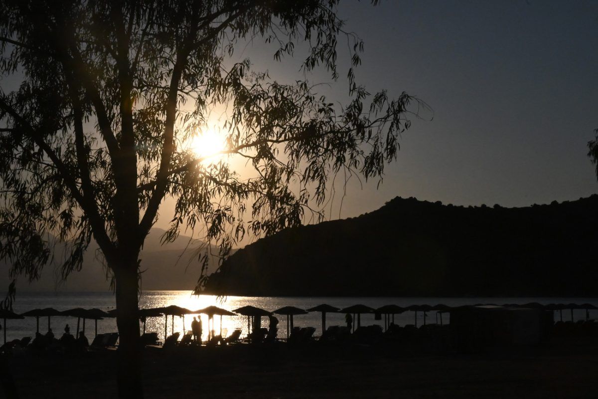 Αττική: Ξαπλώστρες από… χρυσάφι – Οι τιμές στις παραλίες «ζαλίζουν»