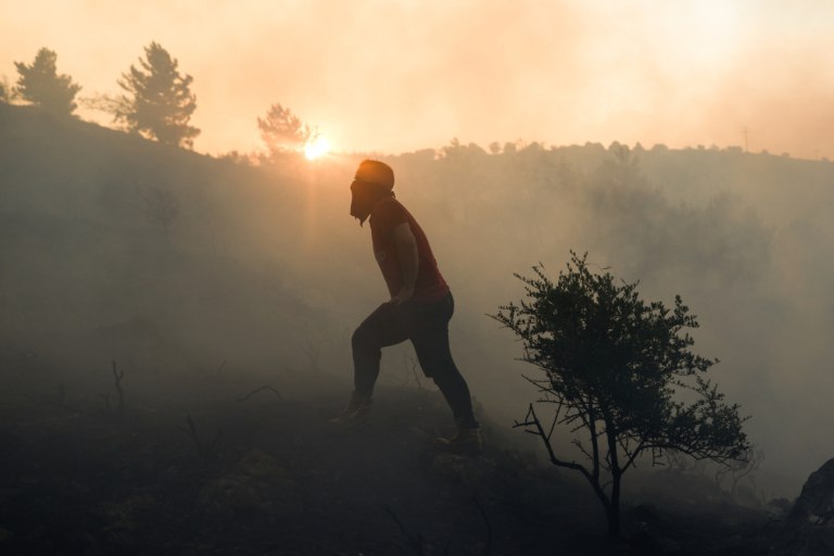 Χίος: Μάχη με τις διάσπαρτες εστίες φωτιάς δίνουν οι δυνάμεις της πυροσβεστικής – Τα κρίσιμα σημεία