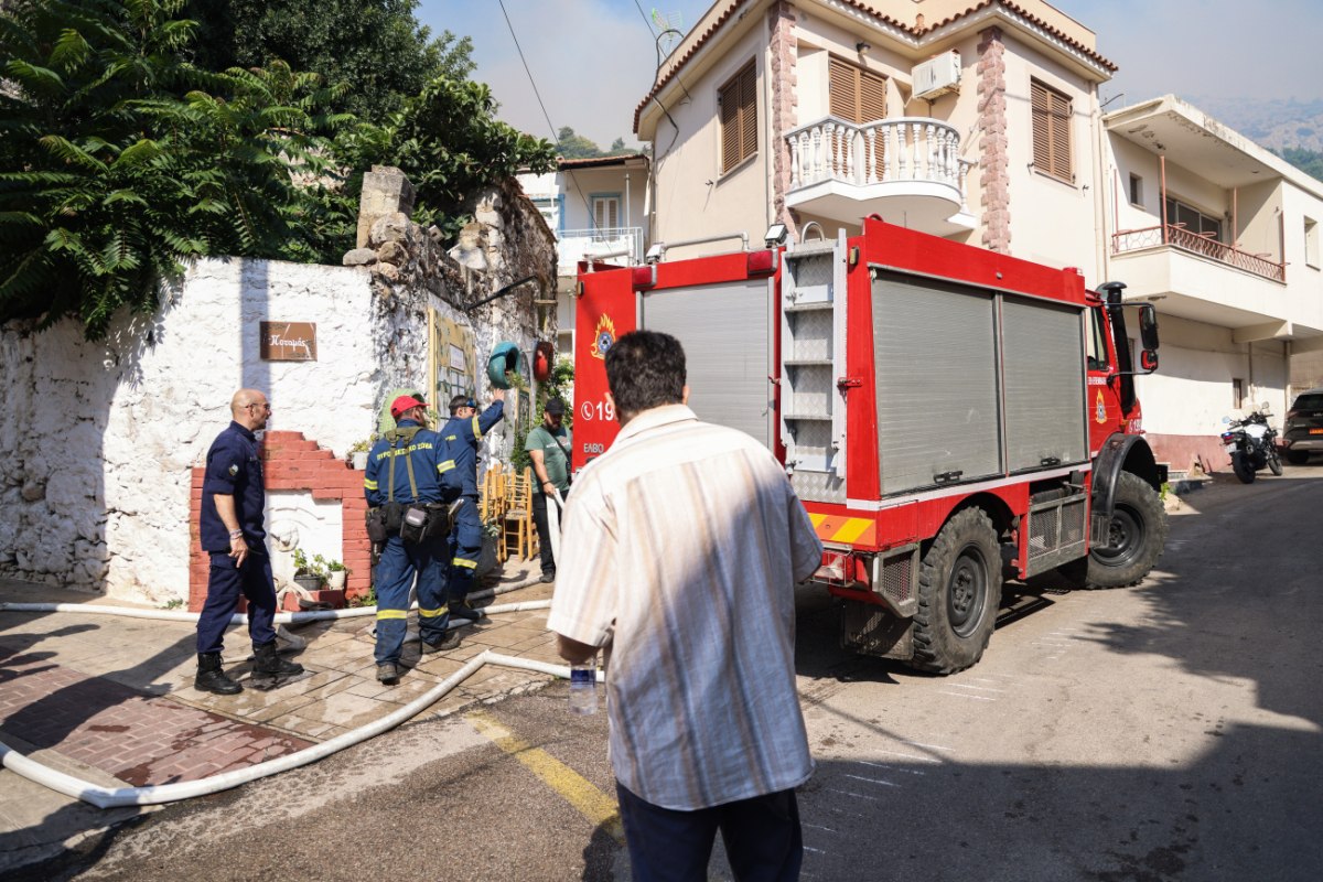 Φωτιά: «Αν δεν ήμουν εδώ, το σπίτι μου θα ήταν καμένο» – Μαρτυρίες από το πύρινο μέτωπο της Χίου