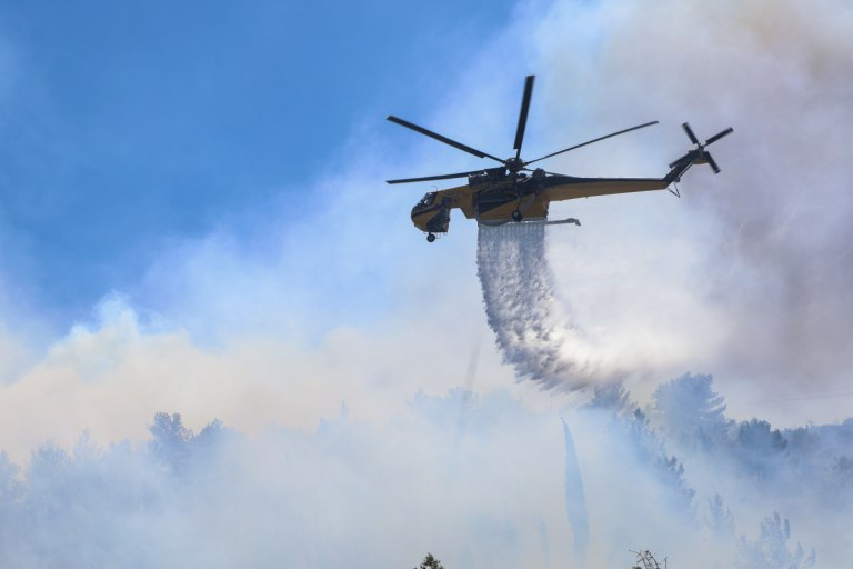Φωτιά: Νύχτα τρόμου για τους κατοίκους της Χίου – Οι φλόγες πλησίασαν τις αυλές των σπιτιών