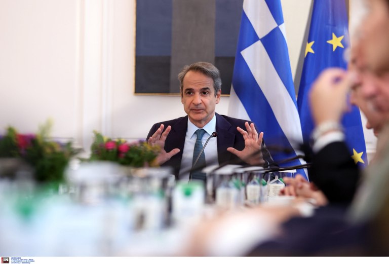 Ο πρωθυπουργός, το «γαλάζιο» σκάνδαλο του ΟΠΕΚΕΠΕ και ο εσωκομματικός πόλεμος