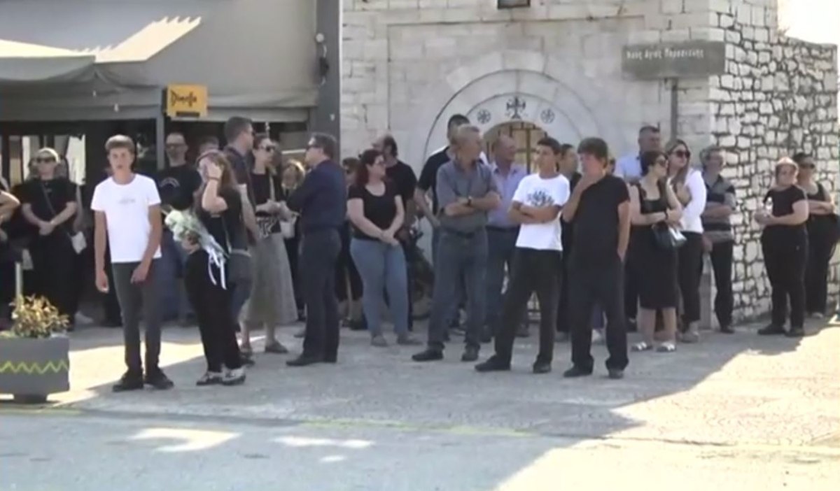 Αρτα: Συγκίνηση για τον 14χρονο που πνίγηκε στον Αραχθο – Με ένα λευκό λουλούδι τον αποχαιρέτησαν οι φίλοι του