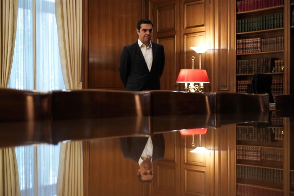 Ο Τσίπρας μιλά για κλεπτοκρατία, τα λέει στον Μητσοτάκη χοντρά, ο Τασούλας δεν του δίνει τα πρακτικά και η ΕΡΤ τον λογοκρίνει αυστηρά