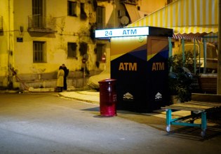 Η κυβέρνηση ξύπνησε για τις χρεώσεις των τραπεζών, στη Βουλή πέφτει η αυλαία των Τεμπών