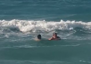Κρήτη: Σερβιτόρος σώζει λουόμενο από πνιγμό – Πήρε σωσίβιο και βατραχοπέδιλα και έσπευσε να βοηθήσει