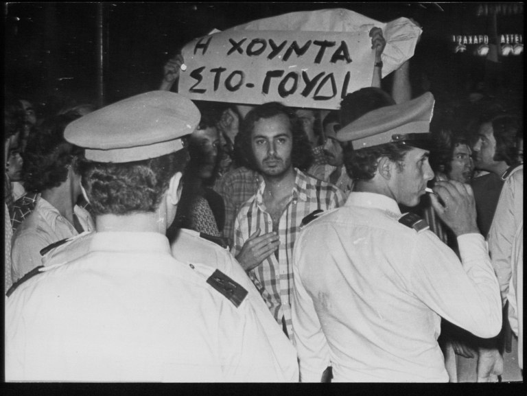 Μεταπολίτευση: Το ανοιχτό ρήγμα