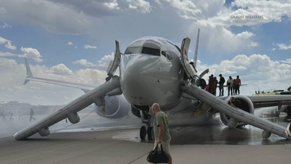 ΗΠΑ: Πρόβλημα στο σύστημα προσγείωσης προκαλεί φωτιά σε αεροσκάφος [βίντεο]